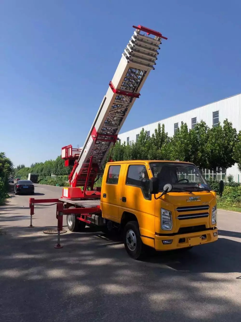 连云港海州附近的云梯车出租服务：轻松解决高空作业需求